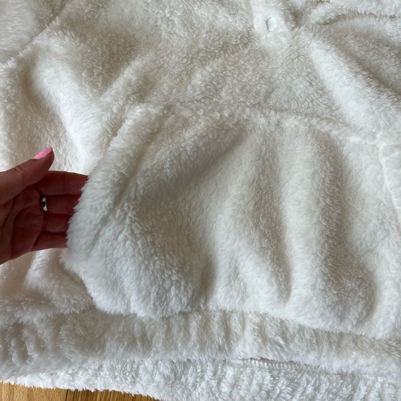 NEVER WORN - White Fluffy Coat - Picture 3 of 5